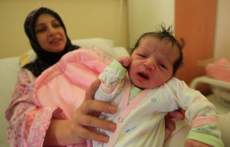 Lebanon currently has one of the shortest maternity leave periods in the world, offering only 49 days off work for new mothers. (Photo: Marwan Bou Haidar / Al-Akhbar)