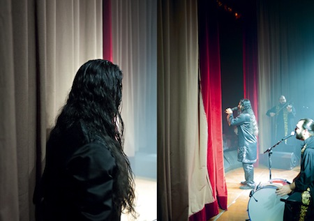 Bilal sings in front of a crowd at the Music Hall in Beirut. (Photo: AMI for Beirut Re-collected)