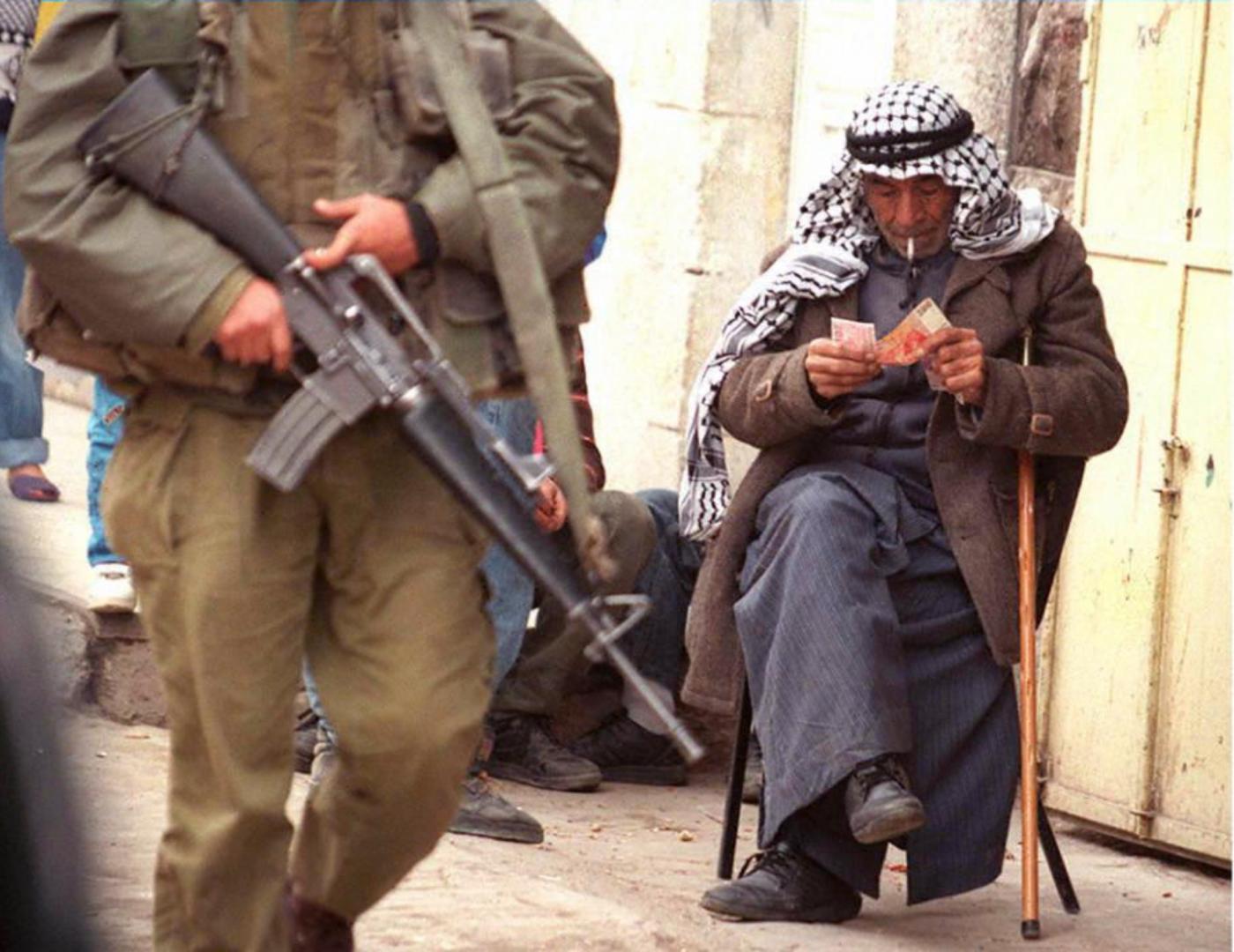 palestinian_man_hebron_money_soldier_afp